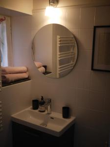 La salle de bains est pourvue d'un lavabo, d'un miroir et de serviettes. dans l'établissement Nature, Mer, Golf & Decouvertes..., à Plouha