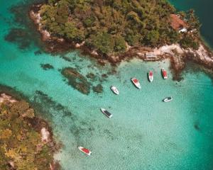 una vista aérea de una isla con barcos en el agua en Casa Quintal - Pé na Areia - Araçatiba Ilha Grande en Praia de Araçatiba