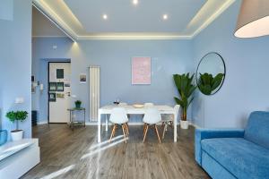 ローマにあるGood Vibes Rome comfort and qualityのリビングルーム(青いソファ、テーブル、椅子付)