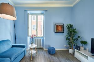 - un salon avec des murs bleus et un canapé bleu dans l'établissement Good Vibes Rome comfort and quality, à Rome