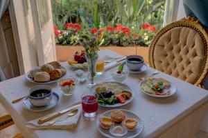 une table avec des assiettes de nourriture au-dessus dans l'établissement Palácio das Especiarias, à Lisbonne