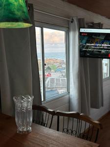 蓬塔德迪亞布羅的住宿－NewViejoBlanco，一张带窗户的餐桌和一台电视