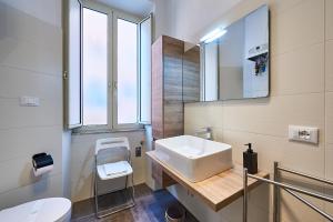 La salle de bains est pourvue d'un lavabo et de toilettes. dans l'établissement Good Vibes Rome comfort and quality, à Rome
