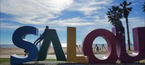 een groot bord met sigma op het strand bij A ESTRENAR PRECIOSOS APARTAMENTOS APARTHOTEL INTER2, NEW APARTMENTS lN APARTHOTEL 12 months open! self check in! RESERVA Garaje! in Salou