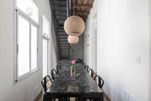 jadalnia z czarnym stołem i krzesłami w obiekcie Fliphaus Humahuaca 4000 - 3 Bd In Almagro w BuenosAires