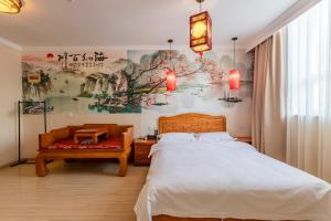 Postel nebo postele na pokoji v ubytování Happy Dragon Alley Hotel-In the city center close to the subway&free coffe laundry Fluent English speaking,Tourist attractions ticket service&food recommendation,Near Tian Anmen Forbiddencity,Near Lama temple,Easy access to the airport