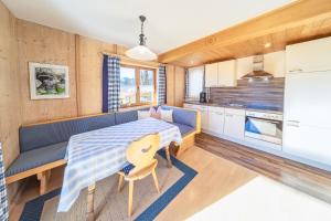 eine Küche mit einem Bett und einem Sofa in einem Zimmer in der Unterkunft Gästehaus Oberland in Wallgau