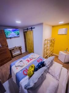 a room with a bed and a tv in it at Canoa Abraão in Abraão
