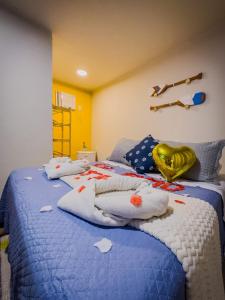 a bedroom with a blue bed with pillows on it at Canoa Abraão in Abraão