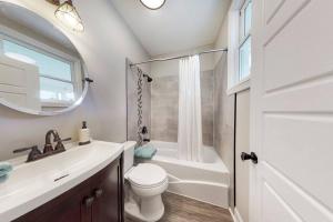 y baño con aseo, lavabo y espejo. en Modern 3 Bed/3 Bath House in Savannah, en Savannah