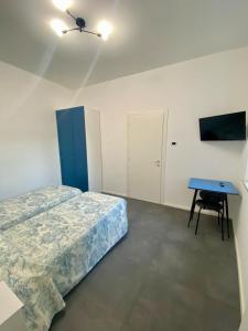 - une chambre avec un lit et une table bleue dans l'établissement B&B Lidia Ricci, à Montegiorgio
