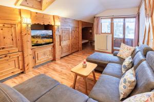 ヴァルガウにあるGästehaus Oberlandのソファとテレビのあるリビングルーム