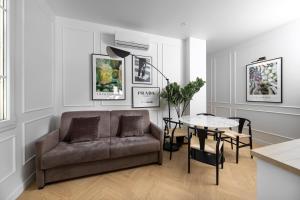 uma sala de estar com um sofá e uma mesa em Secret Contemporary Courtyard em Monte Carlo