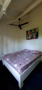 una cama en una habitación con ventilador de techo en Villa Casa Mango, en Las Terrenas