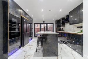 een keuken met zwart-wit marmeren aanrechtbladen bij Home from Home in Londen