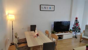 a living room with a table and a christmas tree at Apartamento Ceuta in Murcia