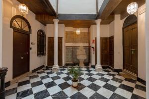 hol z czarno-białą podłogą wyłożoną szachownicą w obiekcie C60 Pretty loft in downtown w Maladze