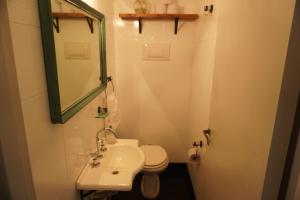a bathroom with a sink and a toilet and a mirror at M Pugliese Amplio, cómodo y luminoso a metros del subte in Buenos Aires