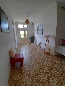 sala de estar con suelo con alfombra en La Villa d'O en Toubab Dialaw