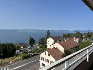 d'un balcon avec vue sur l'eau. dans l'établissement IMMODREAMS - L'Attik with lake views and 80m2 terrace, à Évian-les-Bains