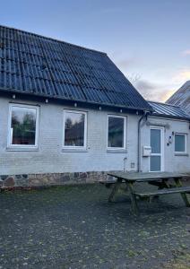 ビルンにあるHouse in Billundのピクニックテーブル付きの家