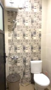 een badkamer met een toilet en een douche bij AdyneVille in Blimbing