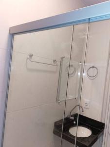 een badkamer met een douche en een toilet. bij Apartamento novo e confortável in Belém