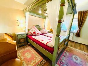 a bedroom with a canopy bed in a room at Ferienwohnung Almenrausch mit 110 m2 und sonniger Terrasse in Burgberg