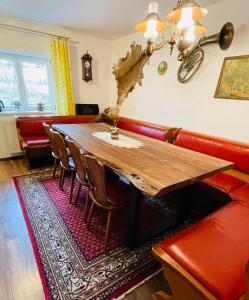 a dining room with a wooden table and chairs at Ferienwohnung Almenrausch mit 110 m2 und sonniger Terrasse in Burgberg