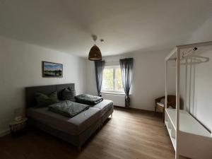 1 dormitorio con cama y ventana en Ferienwohnung Peters (EG) en Hünfeld