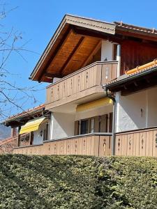 ein Haus mit Balkon auf einem Hügel in der Unterkunft Oberammergau, Fewo im gemütlichen Dachgeschoss in Oberammergau