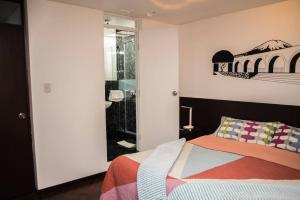 1 dormitorio con cama y ventana en Villa Arequipa, en Arequipa