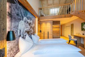 um quarto com duas camas num quarto em Mountain Lodge em Grächen