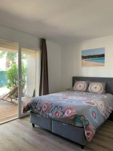 um quarto com uma cama e vista para a praia em Appartement à Cala Rossa em Lecci