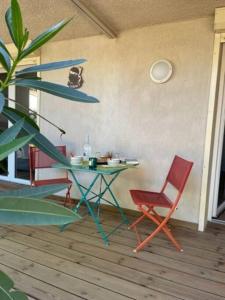 um quarto com uma mesa e duas cadeiras e uma mesa em Appartement à Cala Rossa em Lecci