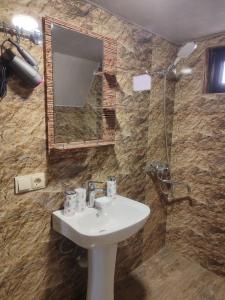 y baño con lavabo y espejo. en Gold Star en Kazbegi