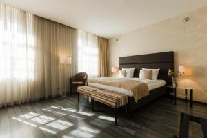 A bed or beds in a room at Hotel Timisoara