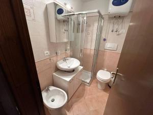 a bathroom with a sink and a shower and a toilet at La Baipa Accesso piste in Mezzana