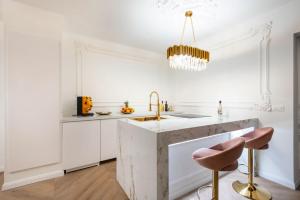 Kuchyňa alebo kuchynka v ubytovaní JACUZZI ROYAL SUITE + 32 fotografií