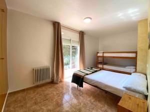 Ένα ή περισσότερα κρεβάτια σε δωμάτιο στο Villa with private pool and BBQ near Lloret de Mar +43 φωτογραφίες