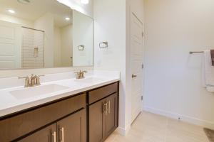 Ένα μπάνιο στο Spacious Maricopa Vacation Home about 4 Mi to Downtown +22 φωτογραφίες