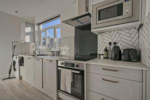 Köök või kööginurk majutusasutuses GuestReady - Comfortable Leeds City Apartment