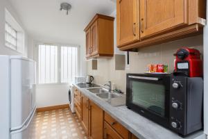 a kitchen with a microwave oven and a sink at Blanc-mesnil superb F3 BATB 1er ETG face in Le Blanc-Mesnil