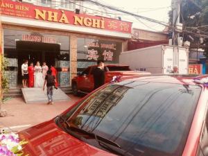 czerwony samochód zaparkowany przed nma prawo w obiekcie Motel Hằng Hiên 
