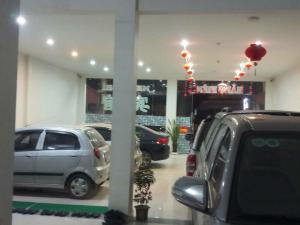 odbicie samochodów zaparkowanych na parkingu w obiekcie Motel Hằng Hiên 