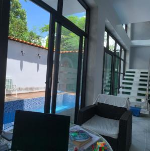 sala de estar con vistas a la piscina en MILANO SUITE, en San Ramón