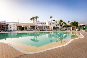 uma grande piscina no meio de um resort em Bungalow in Golf del sur em San Miguel de Abona