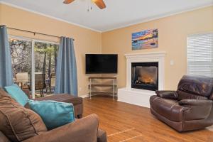 ein Wohnzimmer mit Kamin und Fernseher in der Unterkunft Yosemite Bass Lake Adventure Oasis in Bass Lake