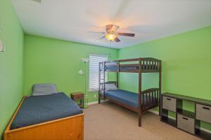 1 Schlafzimmer mit 2 Etagenbetten und einem Deckenventilator in der Unterkunft Yosemite Bass Lake Adventure Oasis in Bass Lake