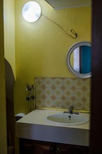bagno con lavandino e specchio di Habitación céntrica Valparadise a Valparaíso